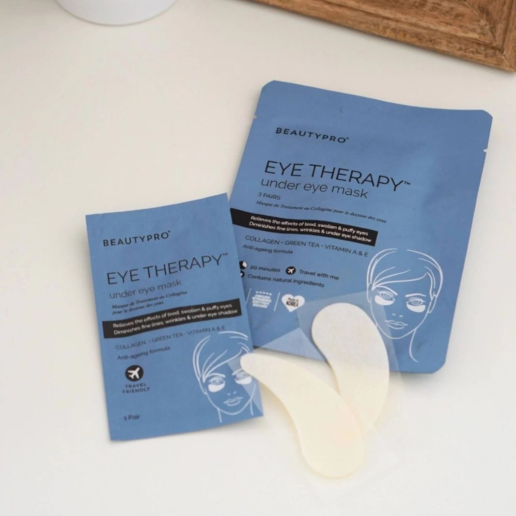 Cooling hydrogel under eye masks to help reduce puffiness and hydrate skin